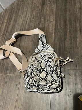 NEW black & cream snakeskin print Blue Sol crossbody bag purse